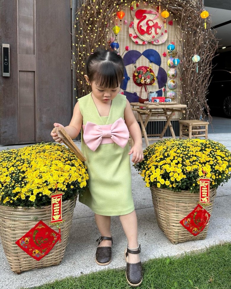 Đàm Thu Trang nay có đồng minh ăn mặc mới, xúng xính áo dài đẹp hết các mùng - 10