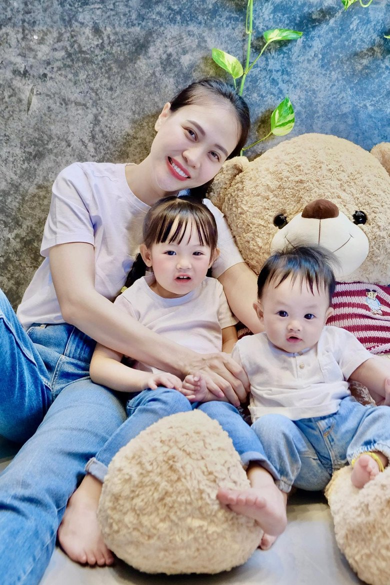 Đàm Thu Trang nay có đồng minh ăn mặc mới, xúng xính áo dài đẹp hết các mùng - 11