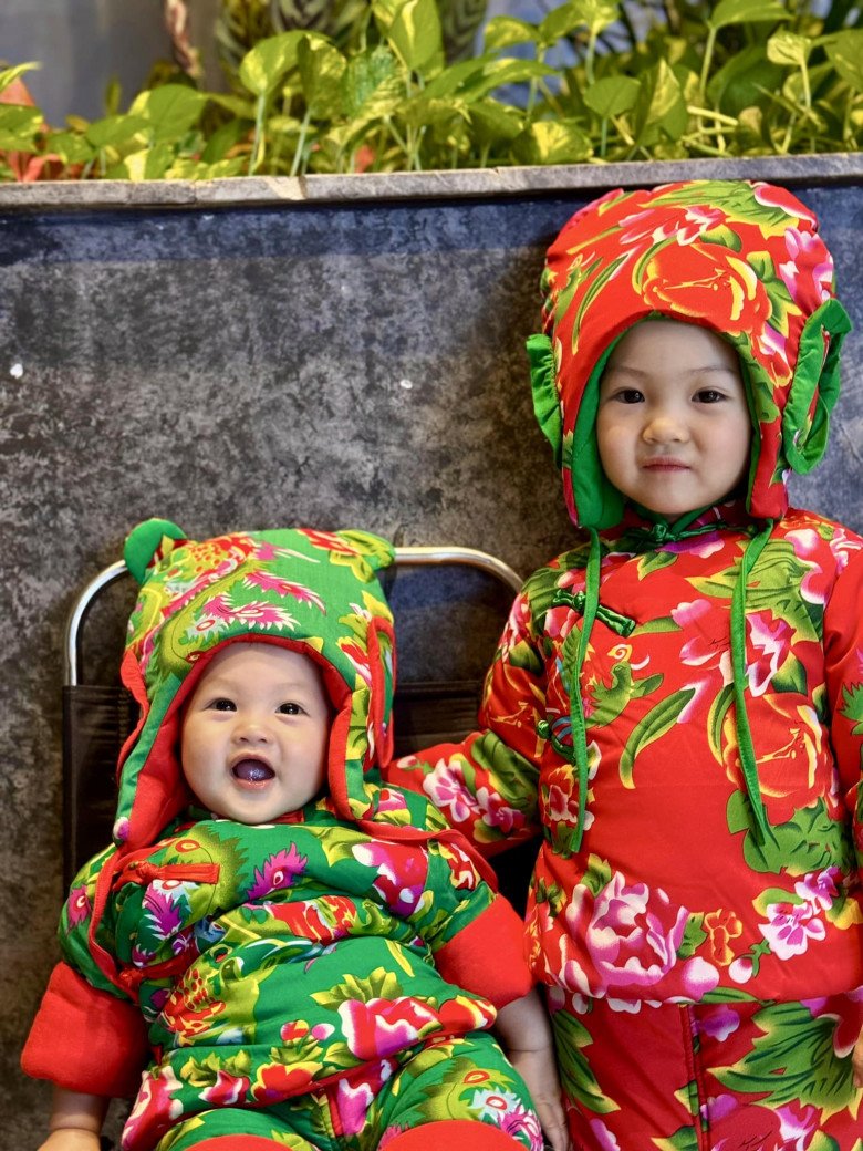 Đàm Thu Trang nay có đồng minh ăn mặc mới, xúng xính áo dài đẹp hết các mùng - 8
