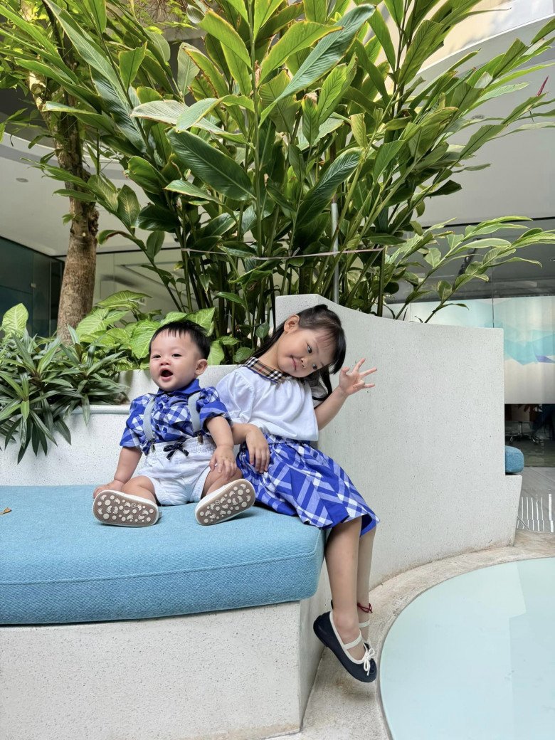 Đàm Thu Trang nay có đồng minh ăn mặc mới, xúng xính áo dài đẹp hết các mùng - 12