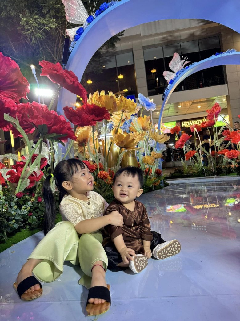 Đàm Thu Trang nay có đồng minh ăn mặc mới, xúng xính áo dài đẹp hết các mùng - 5