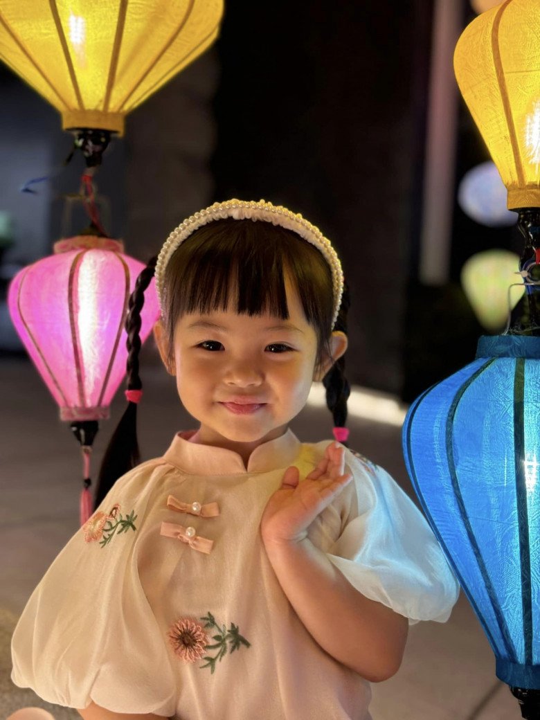 Đàm Thu Trang nay có đồng minh ăn mặc mới, xúng xính áo dài đẹp hết các mùng - 6