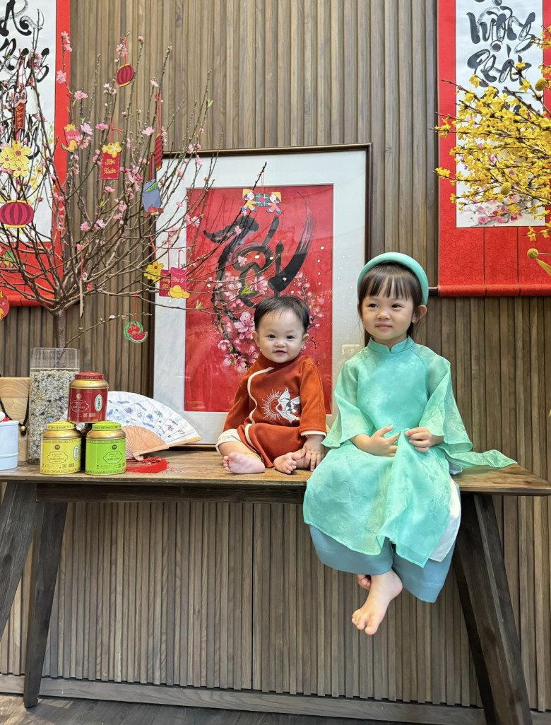 Đàm Thu Trang nay có đồng minh ăn mặc mới, xúng xính áo dài đẹp hết các mùng - 3
