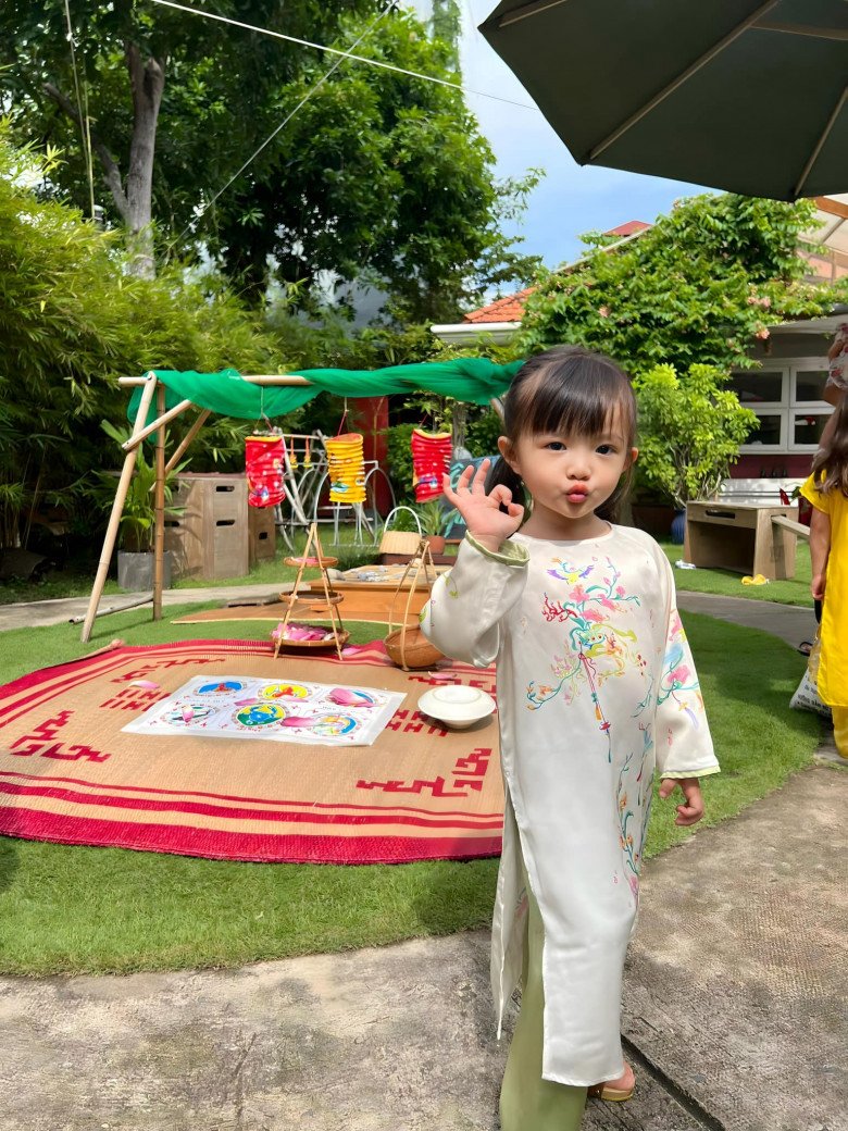 Cháu gái tập đoàn nhựa 3 tuổi tóc dài bồng bềnh hệt mẹ Đông Nhi, diện áo dài đẹp ra dáng tiểu thư nhí - 7
