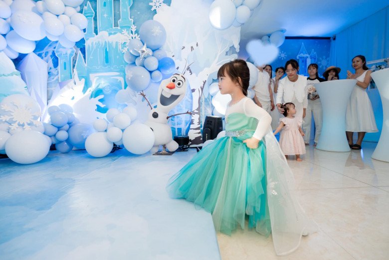 Cháu gái tập đoàn nhựa 3 tuổi tóc dài bồng bềnh hệt mẹ Đông Nhi, diện áo dài đẹp ra dáng tiểu thư nhí - 12
