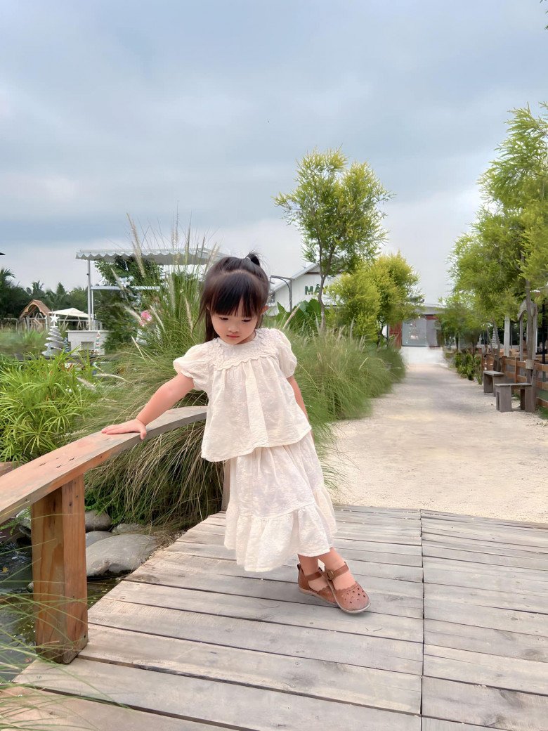 Cháu gái tập đoàn nhựa 3 tuổi tóc dài bồng bềnh hệt mẹ Đông Nhi, diện áo dài đẹp ra dáng tiểu thư nhí - 10