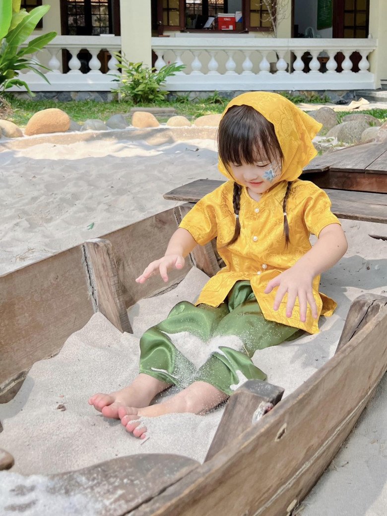 Cháu gái tập đoàn nhựa 3 tuổi tóc dài bồng bềnh hệt mẹ Đông Nhi, diện áo dài đẹp ra dáng tiểu thư nhí - 6