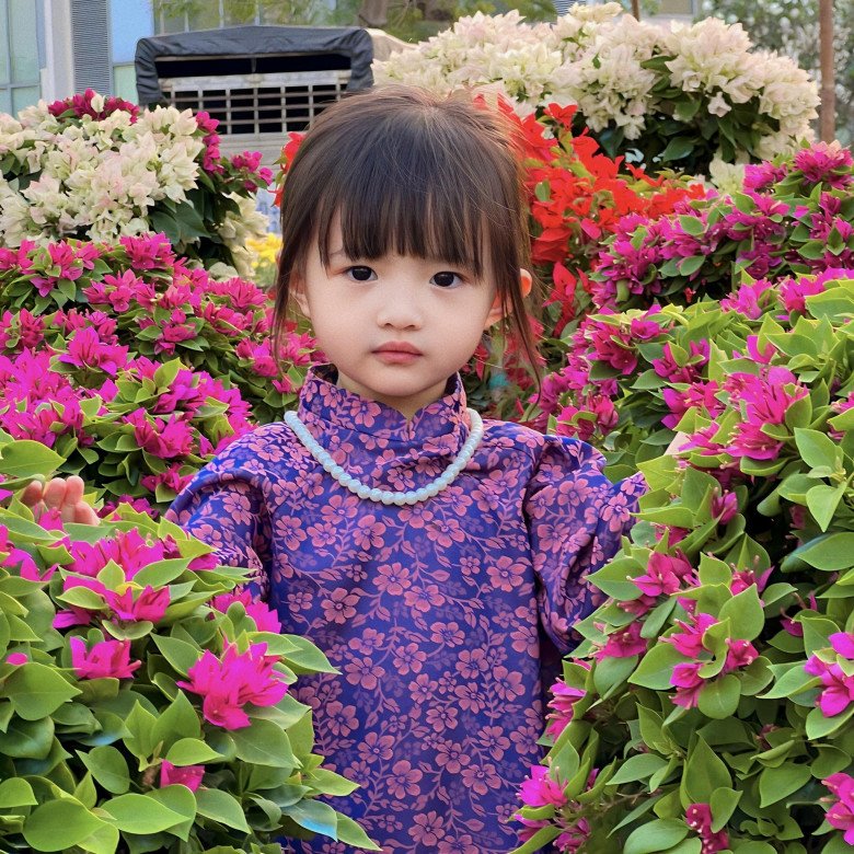 Cháu gái tập đoàn nhựa 3 tuổi tóc dài bồng bềnh hệt mẹ Đông Nhi, diện áo dài đẹp ra dáng tiểu thư nhí - 4