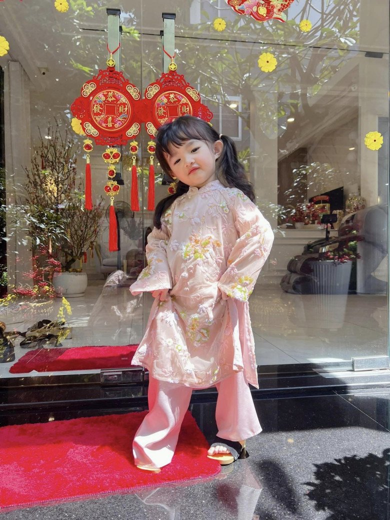 Cháu gái tập đoàn nhựa 3 tuổi tóc dài bồng bềnh hệt mẹ Đông Nhi, diện áo dài đẹp ra dáng tiểu thư nhí - 3
