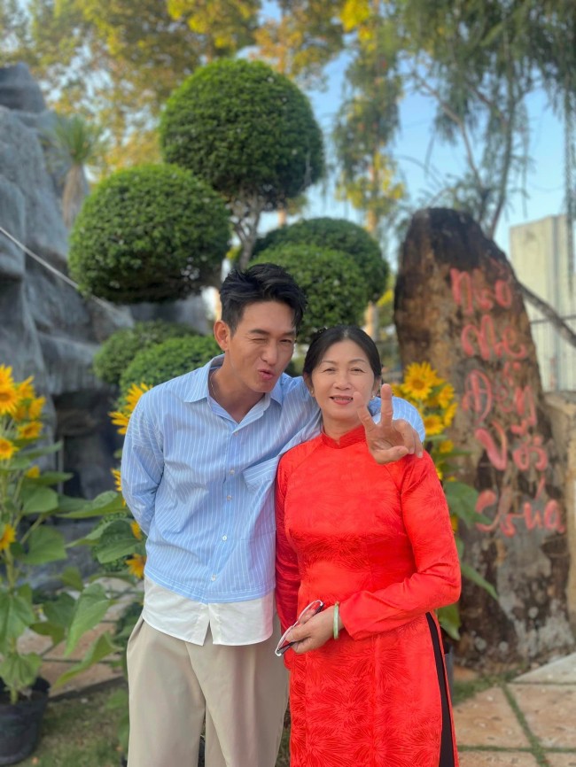 &#34;Tổng tài&#34; cao 1m8 điển trai nhất màn ảnh: &#34;Tôi đón Tết khá truyền thống, bố mẹ mong con lập gia đình&#34; - 15