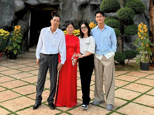 &#34;Tổng tài&#34; cao 1m8 điển trai nhất màn ảnh: &#34;Tôi đón Tết khá truyền thống, bố mẹ mong con lập gia đình&#34; - 14
