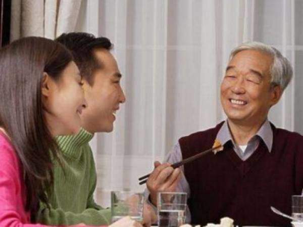 Hết Tết, bố chồng bắt mang đầy thực phẩm lên phố, còn đưa 5 triệu cho con dâu tiêu - 1