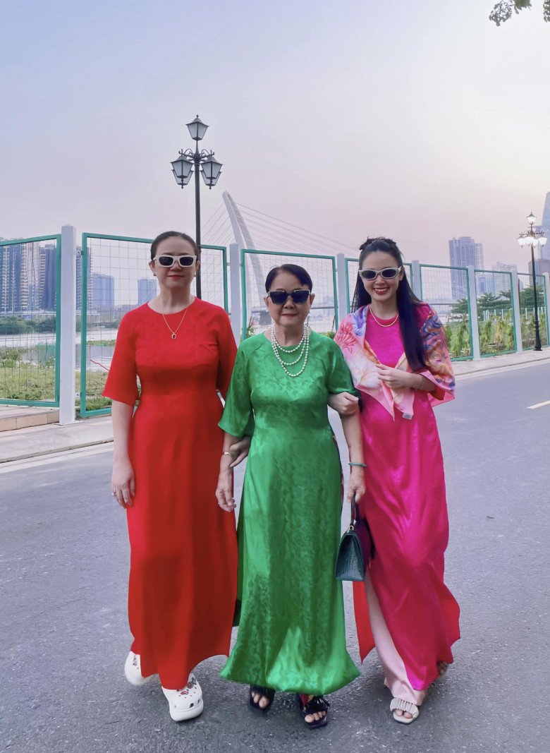 Midu khoe nhan sắc 3 thế hệ ngày đầu năm, &#34;chị ngoại&#34; và &#34;chị mẹ&#34; quá trẻ đẹp - 1
