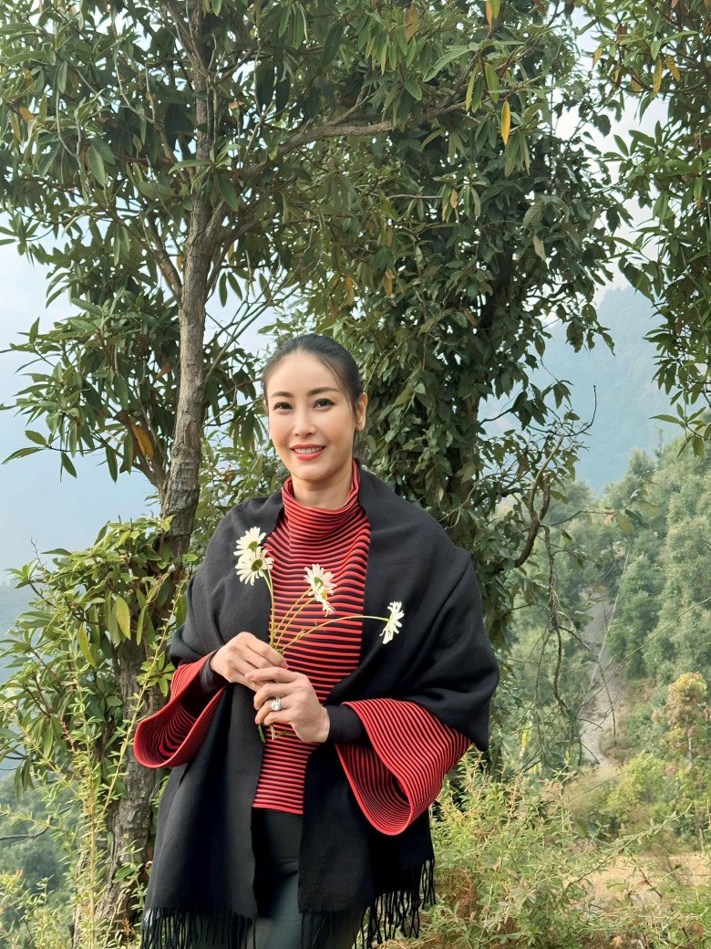 Hoa hậu Hà Kiều Anh phối áo ngủ với đồ giá rẻ ra phố mà không ai hay biết - 7