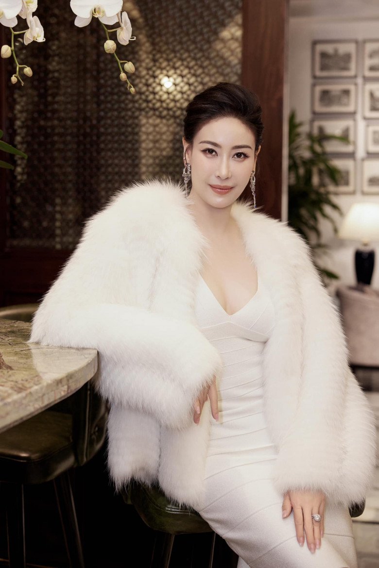 Hoa hậu Hà Kiều Anh phối áo ngủ với đồ giá rẻ ra phố mà không ai hay biết - 1