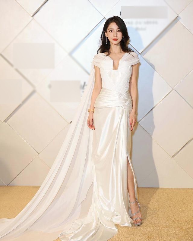 Xuất hiện hậu bị &#34;phong sát ngầm&#34;, nhan sắc của mẹ một con Angela Baby khiến nhiều người ngỡ ngàng - 3