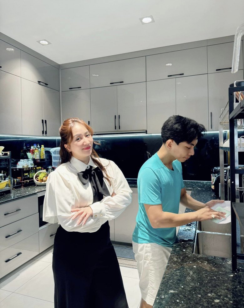 Khánh Thi sinh con lần 3 chưa về dáng, có &#34;chấp niệm&#34; với kiểu áo voan bồng bềnh dễ gây to ngang - 11