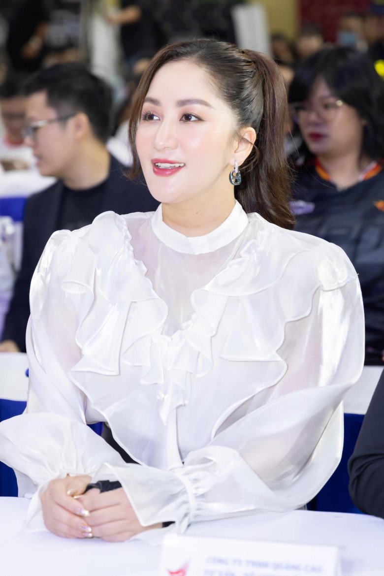 Khánh Thi sinh con lần 3 chưa về dáng, có &#34;chấp niệm&#34; với kiểu áo voan bồng bềnh dễ gây to ngang - 8