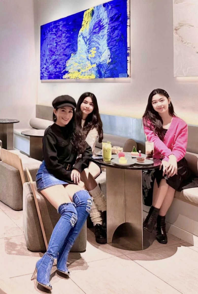 Bà xã Quyền Linh vẫn chăm diện váy ngắn cũn đi chơi, U55 có &#34;cặp kiếm Nhật&#34; không kém 2 con gái cưng - 11