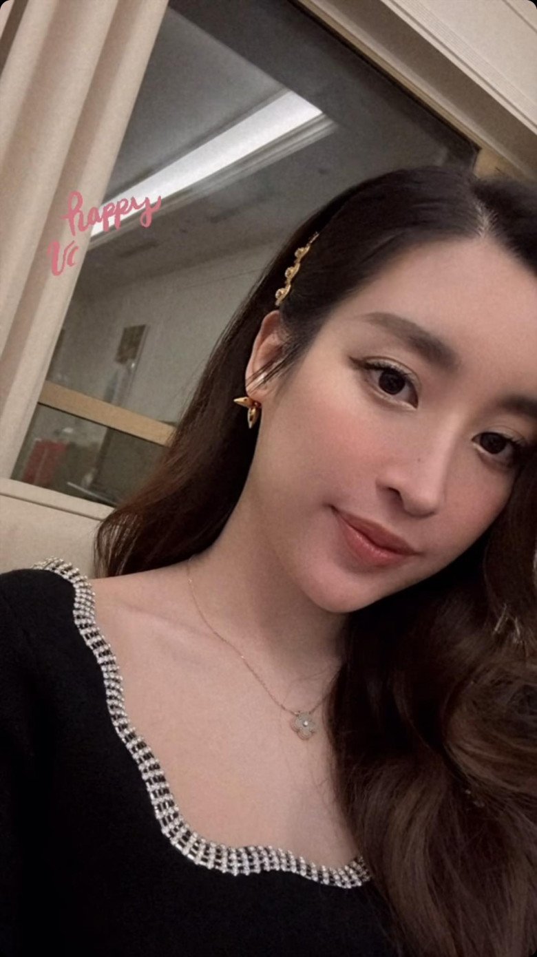 Đỗ Mỹ Linh hiếm hoi mặc hờ hững, gợi cảm đi chơi khi vắng chồng - 2