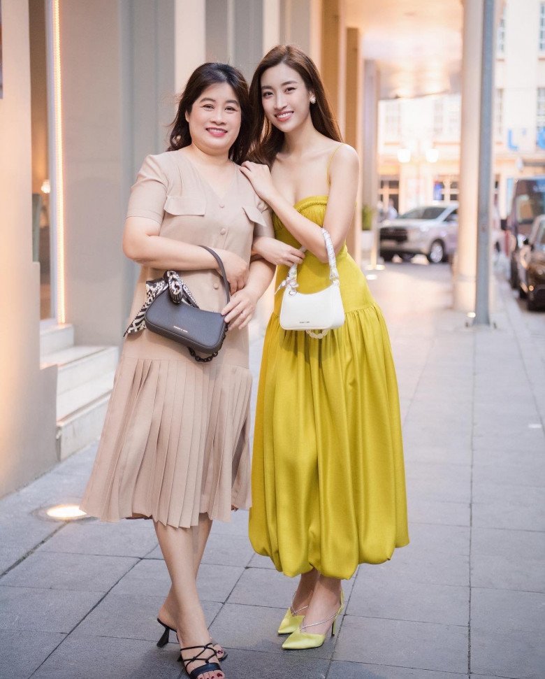 Đỗ Mỹ Linh hiếm hoi mặc hờ hững, gợi cảm đi chơi khi vắng chồng - 9