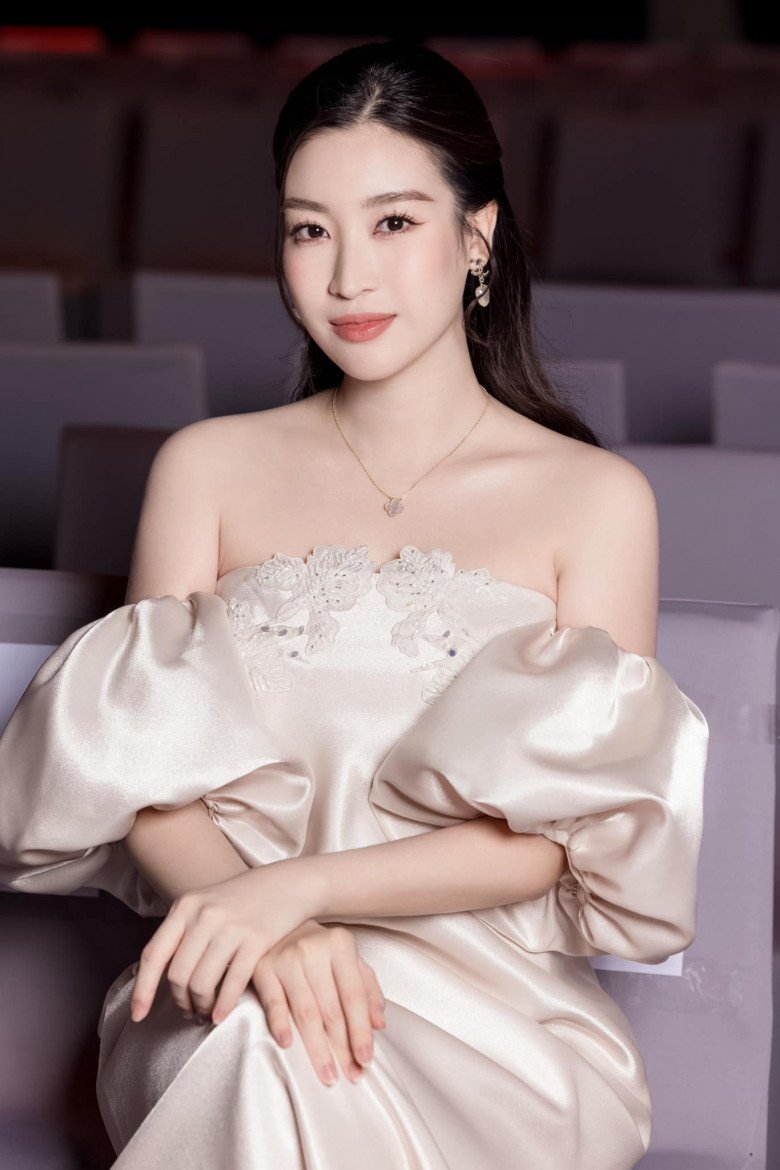Đỗ Mỹ Linh hiếm hoi mặc hờ hững, gợi cảm đi chơi khi vắng chồng - 10