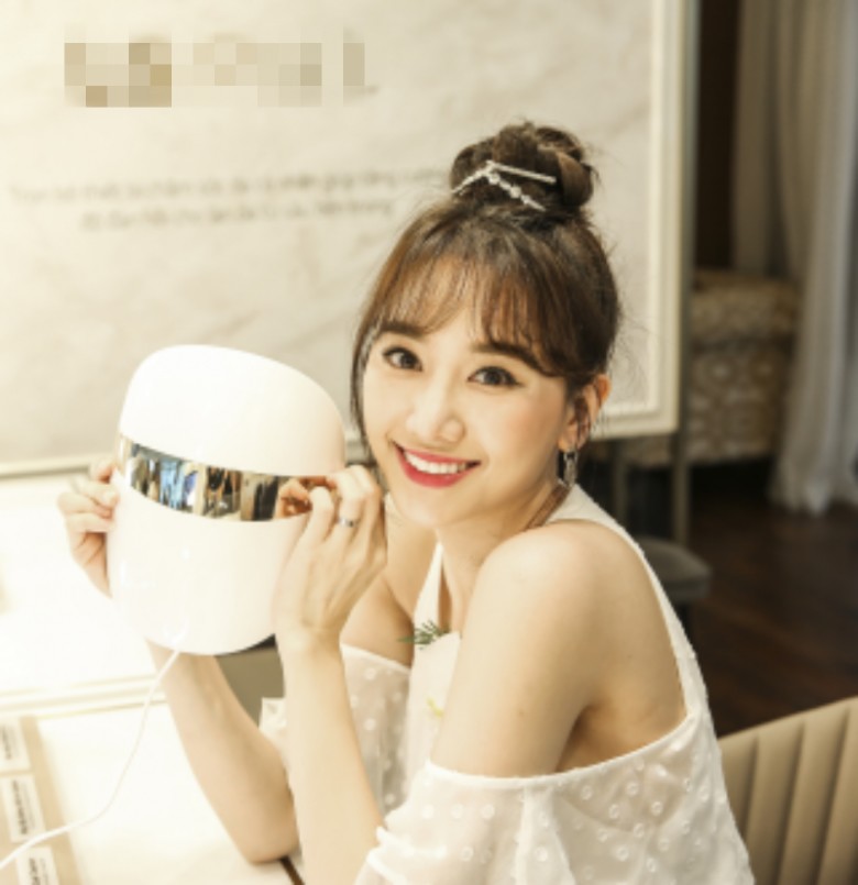Dưỡng da bằng chiếc mặt nạ như người máy, hội mỹ nhân từ Á sang Âu chống già, tăng sinh collagen cho da - 7