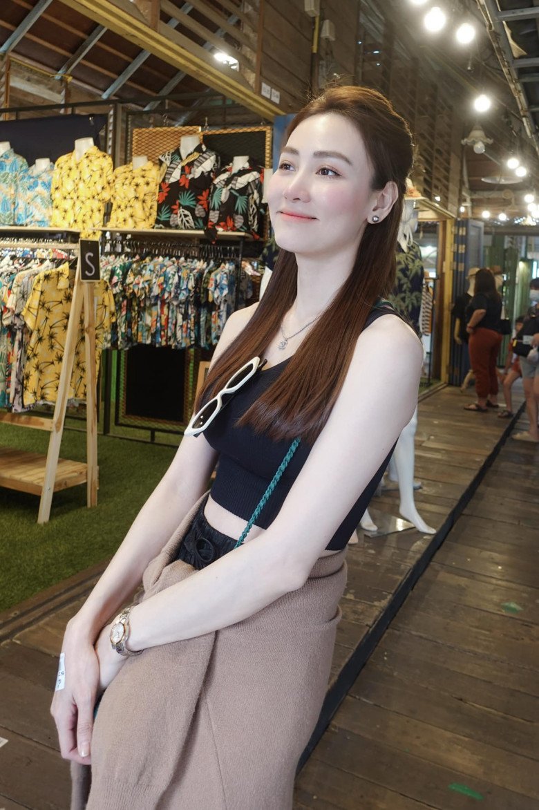 &#34;Tình đầu quốc dân&#34; U40 có làn da trắng như sứ mỏng, ra đường chỉ mang &#34;tấm khiên chống nắng&#34; - 6
