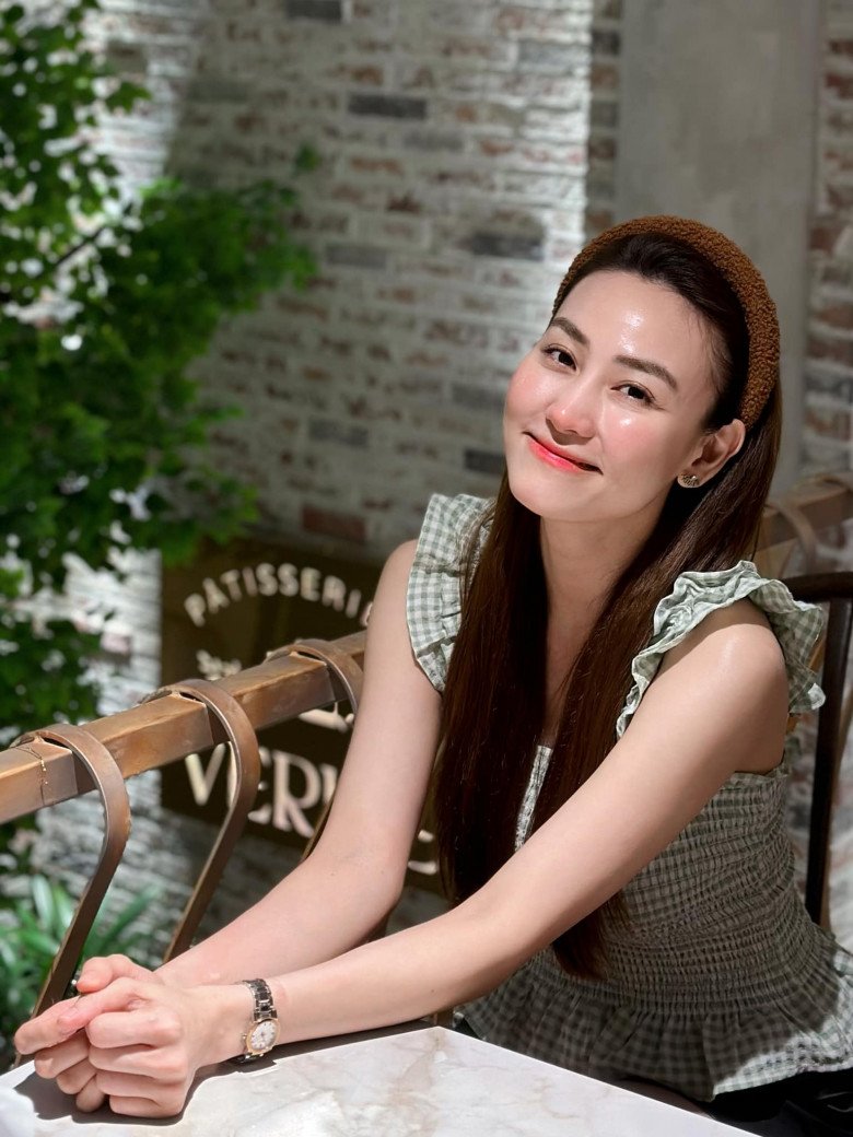 &#34;Tình đầu quốc dân&#34; U40 có làn da trắng như sứ mỏng, ra đường chỉ mang &#34;tấm khiên chống nắng&#34; - 4