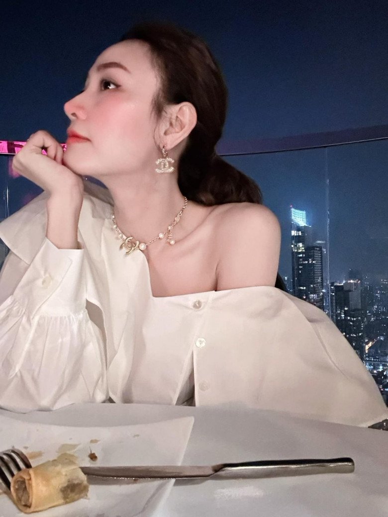 &#34;Tình đầu quốc dân&#34; U40 có làn da trắng như sứ mỏng, ra đường chỉ mang &#34;tấm khiên chống nắng&#34; - 2