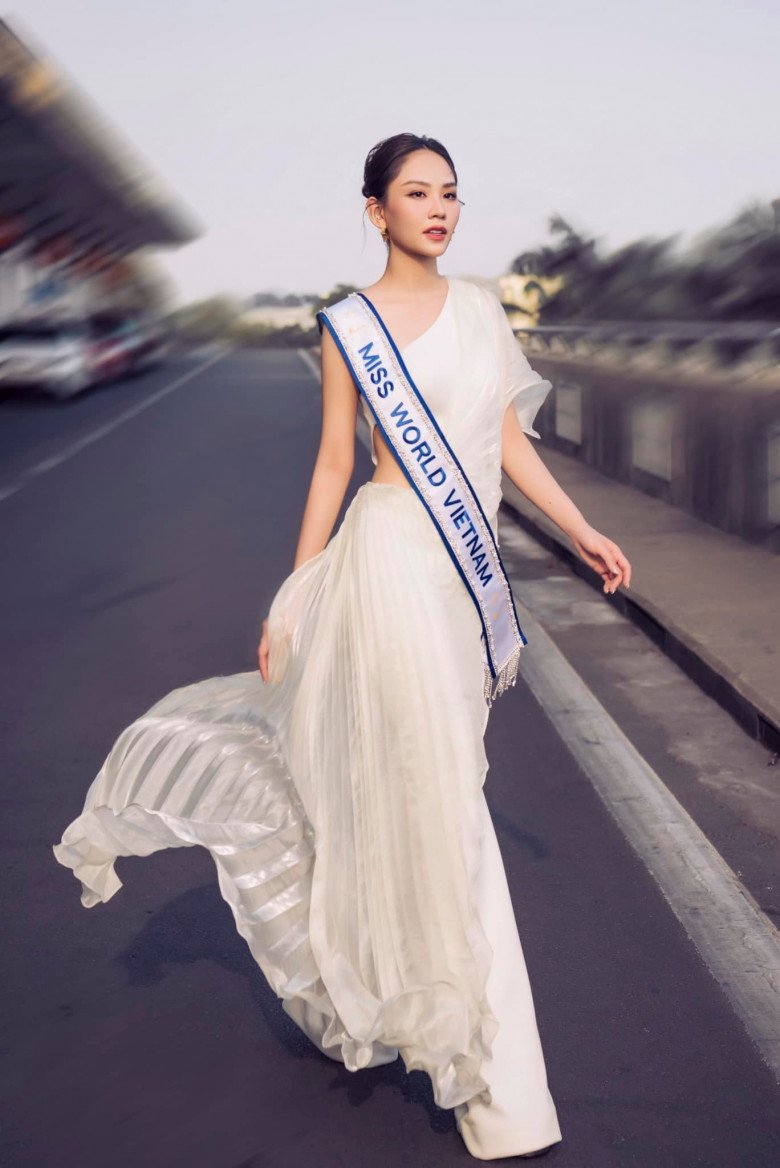 Chiều cao hạn chế, Hoa hậu Mai Phương &#34;chơi chiêu&#34; phong cách giống Hòa Minzy tại Miss World 2024 - 4