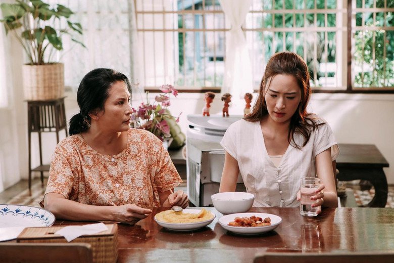 Xin về ngoại chơi nhưng mẹ chồng không cho, thấy thứ trên tay con trai, bà liền “hạ giọng” - 1