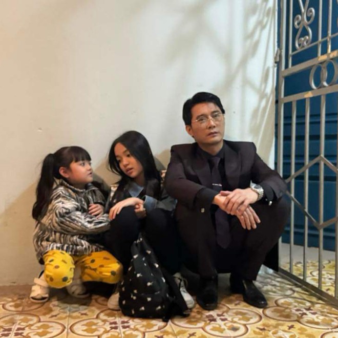 Chúng Ta Của 8 Năm Sau: Lộ ảnh bố con sếp Giang bị cô giáo Nguyệt nhốt ngoài cửa, ngày sống chung đã đến - 1