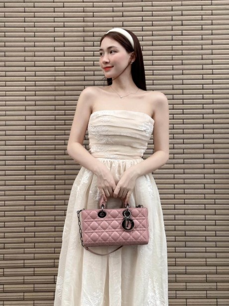Bụng rạn da chằng chịt, Hoà Minzy vẫn có ưu điểm &#34;vạn người mê&#34;, được 2 chàng trai khen nức nở - 8