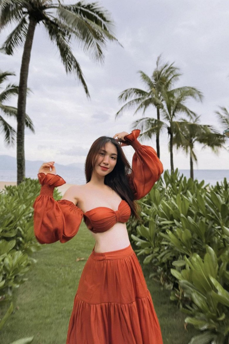 Bụng rạn da chằng chịt, Hoà Minzy vẫn có ưu điểm &#34;vạn người mê&#34;, được 2 chàng trai khen nức nở - 6