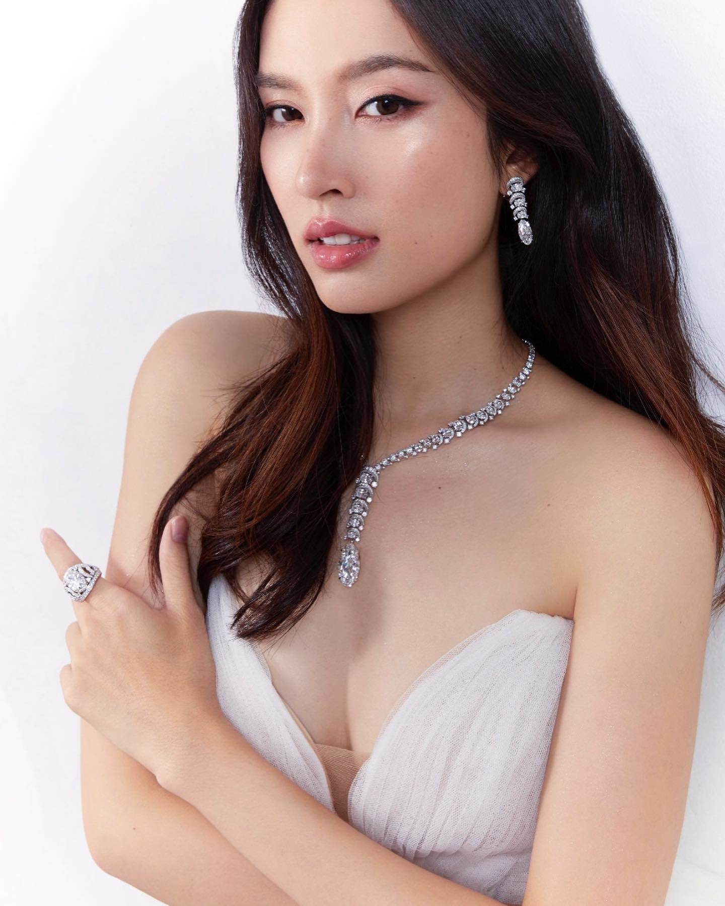 Nong Poy đắt show hàng hiệu hậu cưới chồng doanh nhân, mặc càng ít hở càng quyến rũ - 4