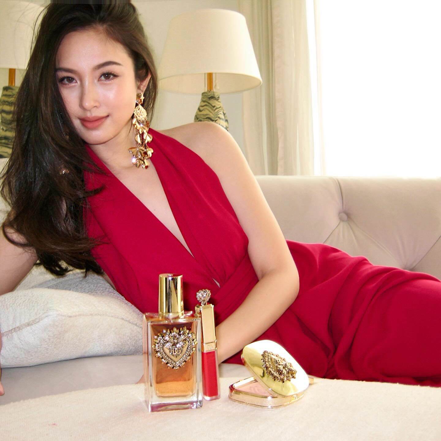Nong Poy đắt show hàng hiệu hậu cưới chồng doanh nhân, mặc càng ít hở càng quyến rũ - 9