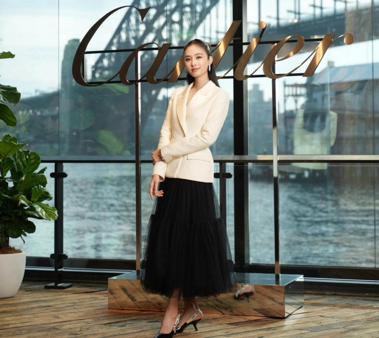Nong Poy đắt show hàng hiệu hậu cưới chồng doanh nhân, mặc càng ít hở càng quyến rũ - 1