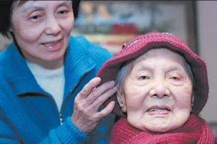 Cụ bà 105 tuổi vẫn khỏe như người 60 tuổi, tóc đen lại, mọc răng mới, từng tiết lộ món ăn thích dùng hàng ngày - 1