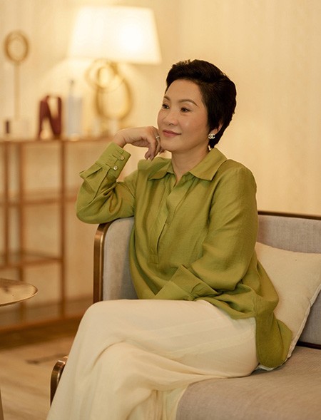 &#34;Bà mẹ phản diện&#34; phim trăm tỷ: U65 &#34;mặt hoa da phấn&#34;, phong cách đơn giản nhưng sang như phú bà - 2