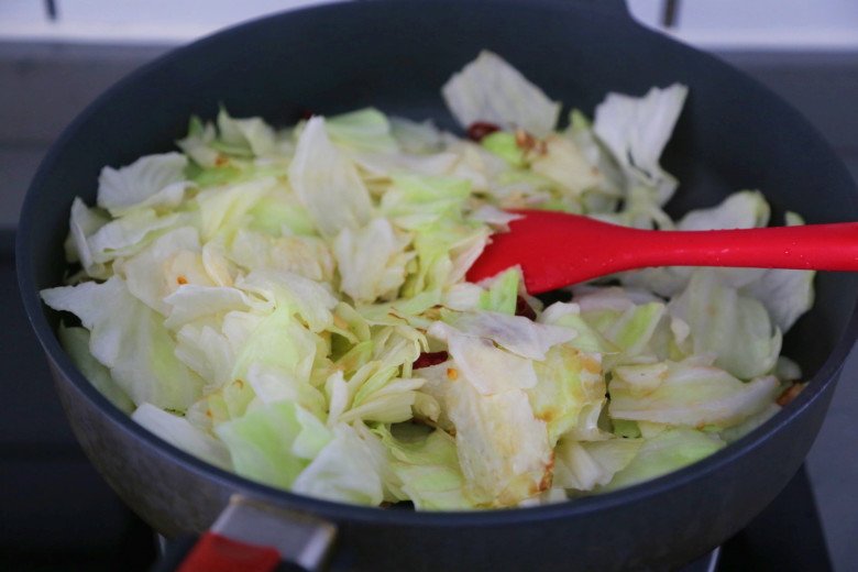Cách xào bắp cải ngon, giòn không ra nước cả nhà phải xuýt xoa - 5