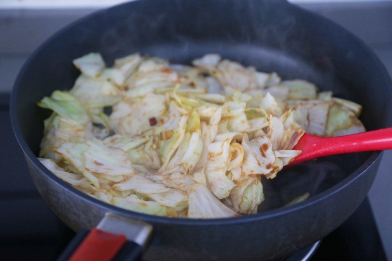 Cách xào bắp cải ngon, giòn không ra nước cả nhà phải xuýt xoa - 7