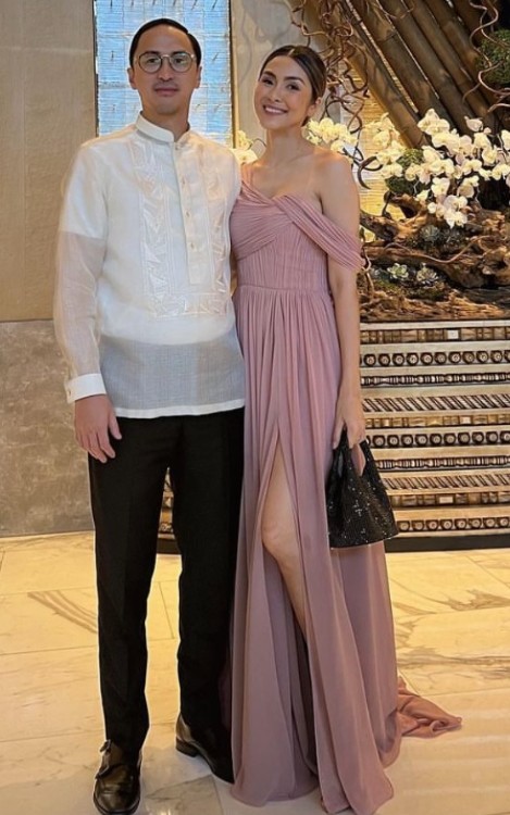 Vợ chồng Tăng Thanh Hà đi ăn cưới: Vợ &#34;chung tình&#34; với áo dài Việt, chồng mặc trang phục Philippines - 7