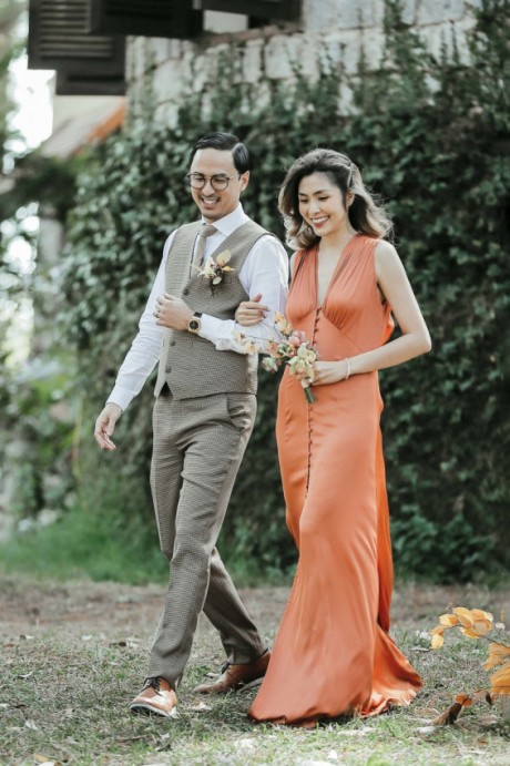 Vợ chồng Tăng Thanh Hà đi ăn cưới: Vợ &#34;chung tình&#34; với áo dài Việt, chồng mặc trang phục Philippines - 12