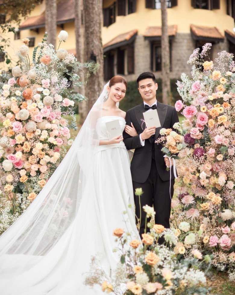 Chồng doanh nhân của á hậu Thùy Dung cảm thấy "đau đớn" khi xem vợ đóng cặp với bạn diễn nam - 1