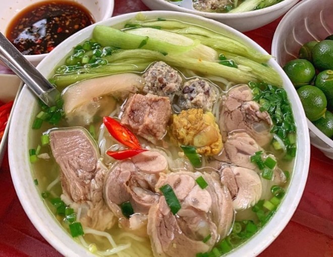 Ẩm thực chợ Đồng Xuân nức tiếng gần xa, trứ danh bún riêu tóp mỡ mọc giòn chỉ 25.000 đồng - 4