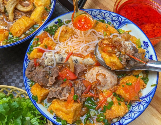 Ẩm thực chợ Đồng Xuân nức tiếng gần xa, trứ danh bún riêu tóp mỡ mọc giòn chỉ 25.000 đồng - 6