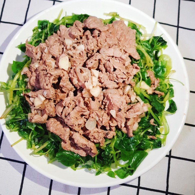 Cây dại mọc đầy vệ đường được ví như &#34;thảo dược vàng&#34;, hái đem về làm gỏi cả nhà tranh nhau ăn - 2