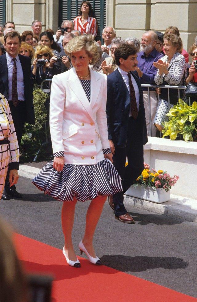 Mẫu váy từng được Công nương Diana &#34;sủng ái&#34;, sau vài thập kỉ, giờ là món đồ hội chị em &#34;lăng xê&#34; - 5