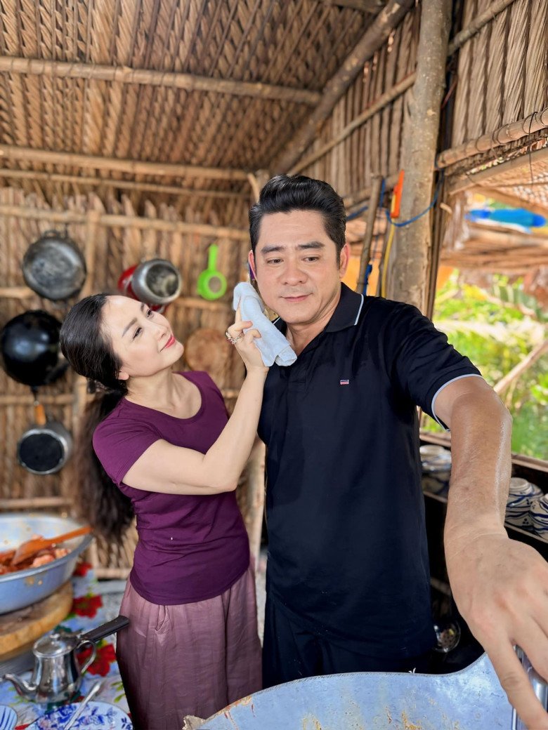 Nhan sắc trẻ đẹp ở tuổi U60 của nữ diễn viên vừa được Huỳnh Anh Tuấn nhận là vợ, còn vào bếp nấu ăn cho - 2